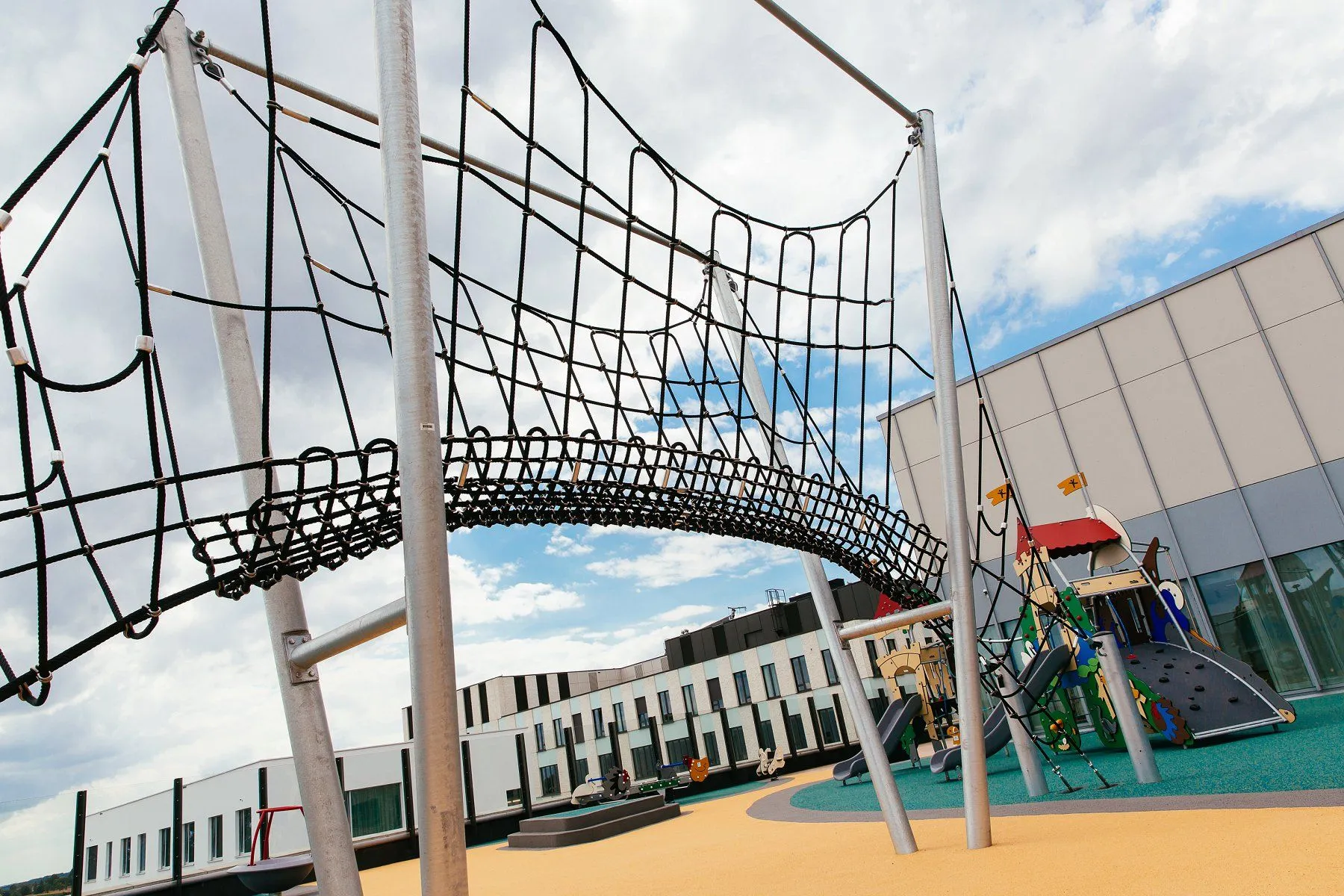 Voorbeeld van een kinderspeelterras bij een ziekenhuis, ter inspiratie.